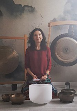 Zdjęcie, artystka gra na misach i gongach.