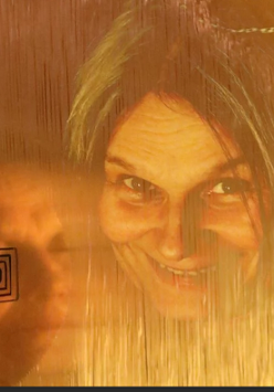 Zdjęcie kobiety, które odbija się w gongu.