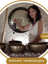 Kobieta gra na misach i gongach w grocie solnej.