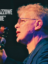 Zdjęcie artysty na scenie z gitarą, obok napisy informaujące o wydarzeniu.