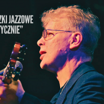 Zdjęcie artysty na scenie z gitarą, obok napisy informaujące o wydarzeniu.