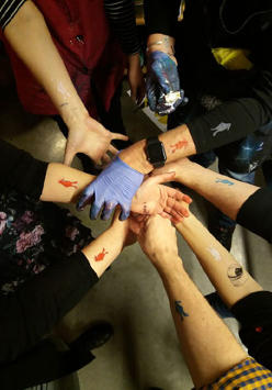 krąg splecionych rąk