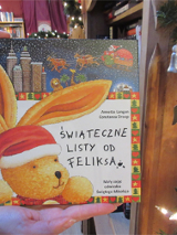 Okładka książki, na niej zając z długimi uszami, obok książki choinka.