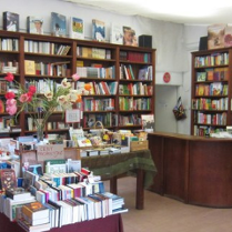 książki na półkach