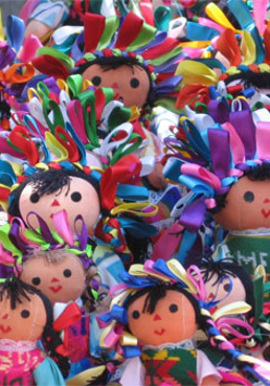 Lalki w kolorowych wstążkach na głowach w formie pióropuszy.