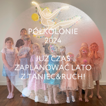 Grupa dzieci stoi z opiekunką na tle jasnej ściany. Przed nimi nałożony napis półkolonie letnie 2024.