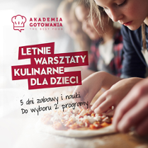 Plakat, który reklamuje lenie warsztaty kulinarne dla dzieci. Zdjęcie dziecka przygotowującego pizzę, a na nim napisy, które informują o wydarzeniu.