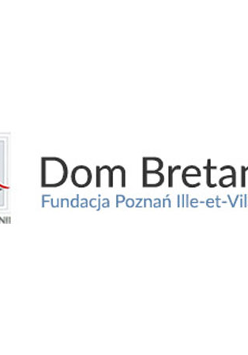 Po lewej kamienica z flagami. na srodku duzy napis.