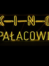 Logo - żółty napis Kino Pałacowe na czarnym tle