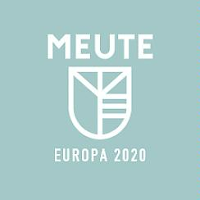 Na niebieskim tle widnieje białe logo zespołu a nad nim napis "Meute". Poniżej logo nazwa trasy koncertowej "Europa 2020".
