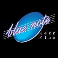 Na grafice logo klubu Blue Note. Niebieska nuta na czarnym tle i napis Blue Note.