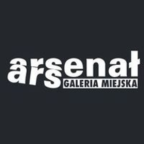 Na czarnym tle logo Galerii Miejskiej Arsenał.