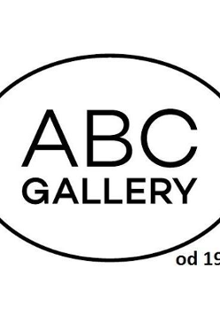 Na białym tle czarne logo. W elipsie napis "abc gallery". Poniżej "od 1992".