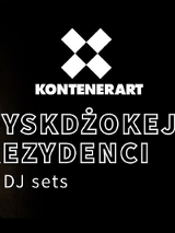 Na czarnym tle logo KontenerART i napis "Kontenerart dyskdżokeje rezydenci // dj sets".