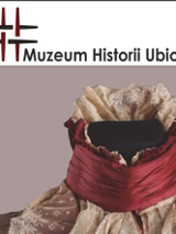 Logo Muzeum historii ubioru. Poniżej fragment sukni ze stójką i czerwoną chustką.