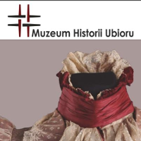 Logo Muzeum historii ubioru. Poniżej fragment sukni ze stójką i czerwoną chustką.