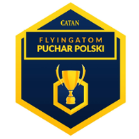Figura sześciokąta. W środku na granatowym tle żółty puchar, powyżej żółty napis: "Catan. Puchar Polski".