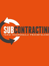 czarno-biały napis subcontracting na pomarańczowym tle