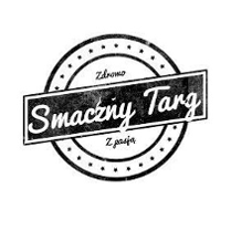 logo z białym napisem "Smaczny Targ" na czarnym tle