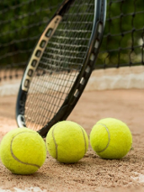 w białym kole kolorowy pięciokąt i nazwa