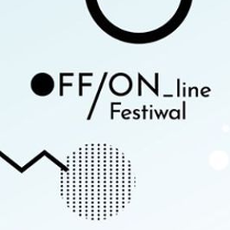 Na delikatnie błękitnym tle widać elementy logo oraz nazwę festiwalu.