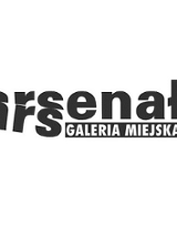 Logo Galerii Arsenał, czarny napis na białym tle.