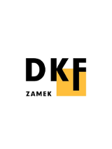 Grafika przedstawia logo DKF ZAMEK. Białe tło, a na nim czarne litery "DKF ZAMEK" oraz żółty kwadrat nachodzący na litery "K" i "F".