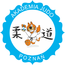 Logotyp Akademii Judo - w środku na biały tle uśmiechnięty tygrys biegnie w kimono i trzyma w ręku medal. Po jego obu stronach są znaki japońskie. Całość jest wpisana w niebieskie obramowanie z napisem Akademia Judo Poznań