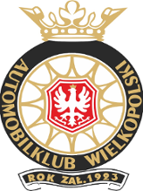 Logotyp Automobilklubu Wielkopolski - w środku felgi biały orzeł w koronie na czarnym tle. Złote felgi, a na oponie złoty napis Automobilklub Wielkopolski, a na górze korona