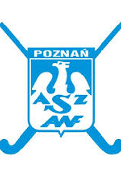 Logotyp AZS AWF Poznań - niebieski napis AZS AWF na białym tle orła. Całość w niebieskim herbie z białym napisem Poznań i skrzyżowanymi kijami
