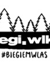 Logotyp Biegi Wlkp.- czarny logotyp z nazwą i biegu i symbolem choinek ponad nim