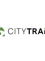 Logotyp biegu City Trail - napis City Trail, obok logotyp przedstawiający ścieżkę na zielonej nawierzchni