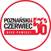 Logotyp Biegu Czerwca '56 - w czerwonym kole na białym tle czarno-czerwona nazwa biegu