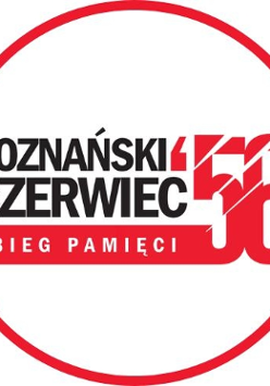 Logotyp Biegu Czerwca '56 - w czerwonym kole na białym tle czarno-czerwona nazwa biegu