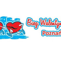 Logotyp Biegu Walentynkowego - dwie postacie serc biegną i trzymają się za ręce. W tle widać niebieskie budynki, zaś obok jest czerwona nazwa biegu z niebieską obwódką