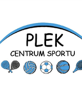 Logotyp Centrum Plek - czarna nazwa obiektu, a poniżej symbole piłek do piłki nożnej, koszykówki i siatkówki, a także rakiet to tenisa i padla