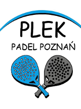 Logotyp Centrum Plek Padel Poznań - 2 rakiety skrzyżowane w kolorach niebieskim i szarym. Powyżej czarny napis Plek oraz Padel Poznań. Nad napisem jest niebieski łuk