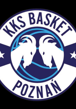 Logotyp Enea Basket Poznań - w środku herbu 2 białe koziołki na tle niebiesko-granatowej piłki do koszykówki. Wokół na obramowaniu na białym tle granatowy napis KKS Basket Poznań, a na granatowym tle 2 białe gwiazdki