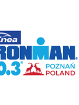 Logotyp Enea IRONMAN 70.3 Poznań - logo wydarzenia z nazwą lokalizacji, sponsora oraz czerwonymi koziołkami