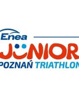 Logotyp Enea Junior Poznań Triathlon - na białym tle czerwony napis. Powyżej niebieski napis Enea, a poniżej niebieski Poznań Triathlon