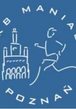 Logotyp Klubu Biegacza Maniac - na środku sylwetka biegnącej osoby oraz ratusza. Powyżej nazwa organizatora, całość na niebieskim tle