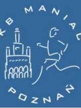 Logotyp Klubu Biegacza Maniac - na niebeskim tle widać białą sylwetkę biegacza, nazwę organizacji oraz zarys Ratusza