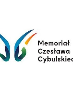 Logotyp Memoriału Czesława Cybulskiego - niebiesko-żółto-zielone logo oraz czarna nazwa imprezy