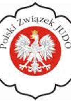 Logotyp Polskiego Związku Judo - w białej kokardzie wpisany jest orzeł biały w koronie na czerwonym tle. Wokół nich czarnym kolorem napisana jest nazwa związku