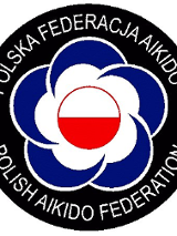 Logotyp Polskiej Federacji Aikido - biało-czerwne koło, które wpisane jest w biało-niebieskie okręgi. Całośc opłata czarne koło z białą nazwą federacji po polsku i angielsku