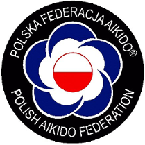 Logotyp Polskiej Federacji Aikido - biało-czerwne koło, które wpisane jest w biało-niebieskie okręgi. Całośc opłata czarne koło z białą nazwą federacji po polsku i angielsku