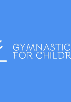 Logotyp projektu "Gimnastyka dla Młodych" - na środku biały napis Gymnastics For Children, a z boku symbol osoby wykonującej ćwiczenia gimnastyczne. Całość na niebieskim tle