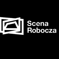 Logotyp teatru. Na czarnym tle po lewej stronie grafiki znajdują się trzy figury geometryczne nachodzące na siebie - dwa prostotokąty i jeden trapez. Po prawej stronie biały napis Scena Robocza