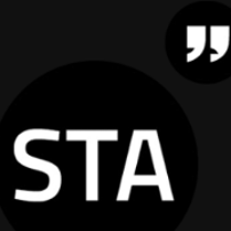 Na czarnym tle napis "STA" i dwa apostrofy w prawym górnym rogu.