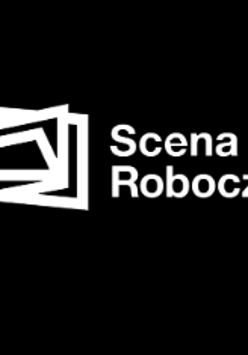 Logotyp teatru. Na czarnym tle po lewej stronie grafiki znajdują się trzy figury geometryczne nachodzące na siebie - dwa prostotokąty i jeden trapez. Po prawej stronie biały napis Scena Robocza.